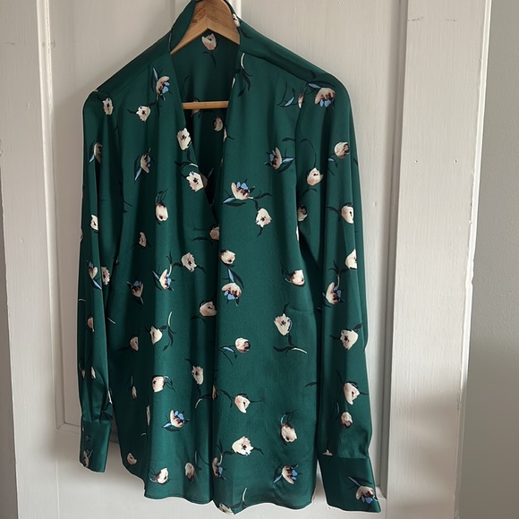 Banana Republic blouse in size small (fits like a medium) - Picture 2 of 2